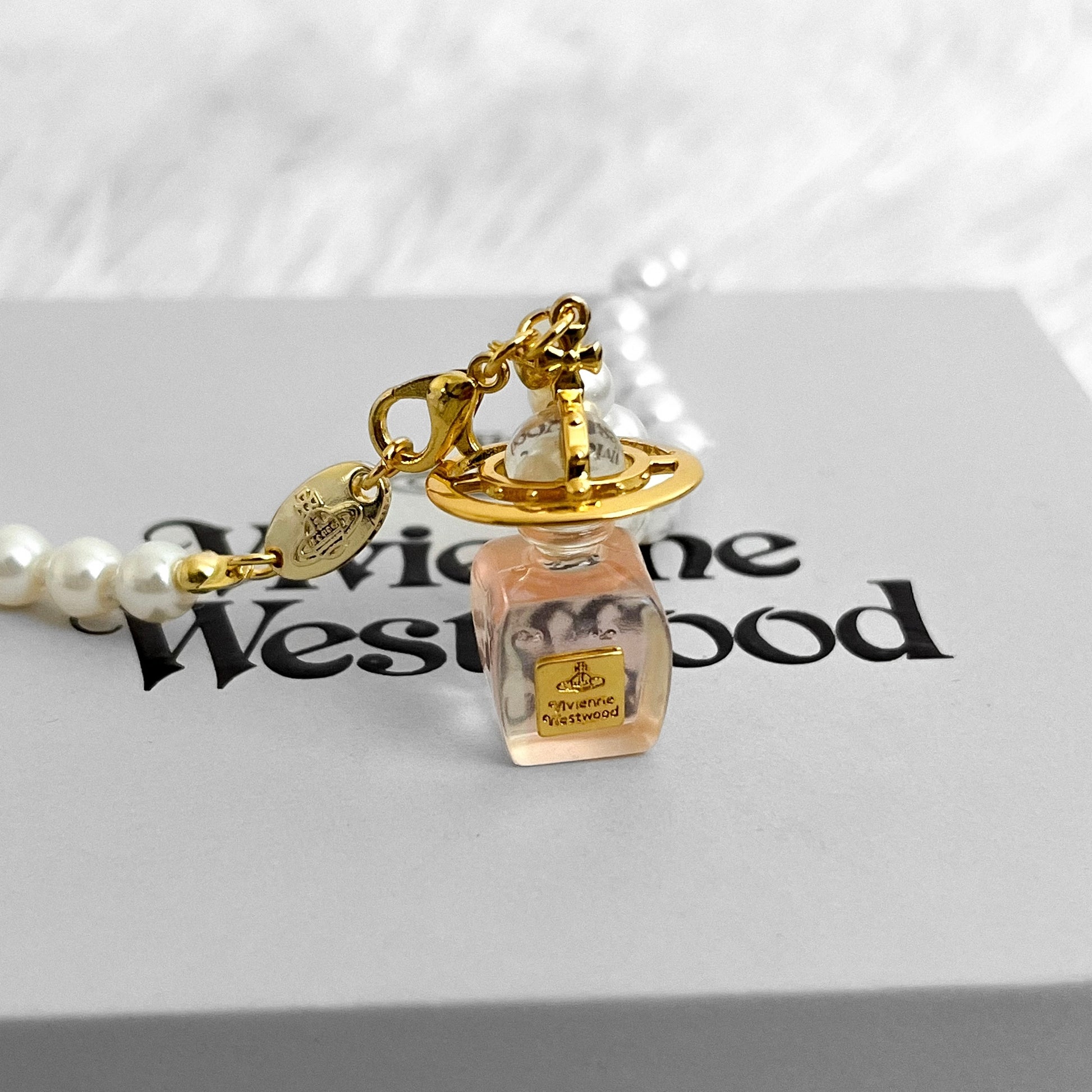 Collar VW perfume perlas