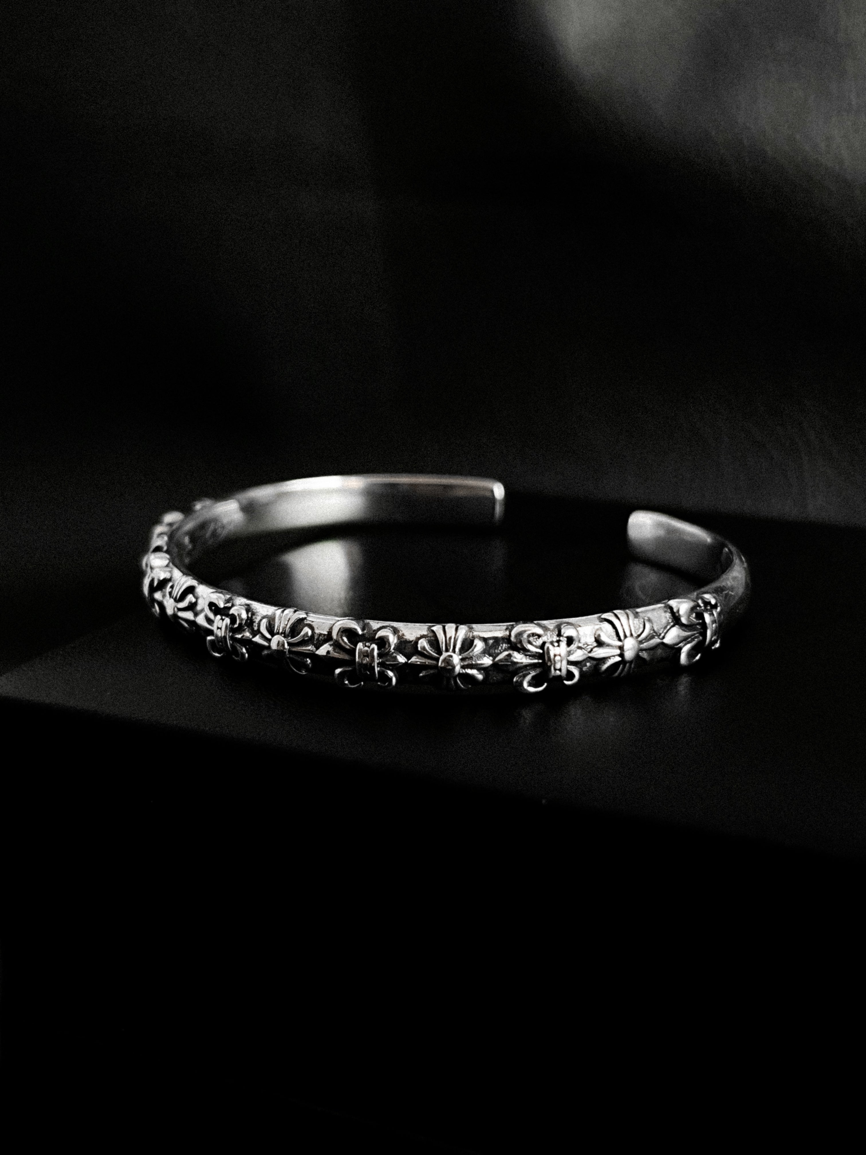 Pulsera Chrome H. Cross Floral Cuff