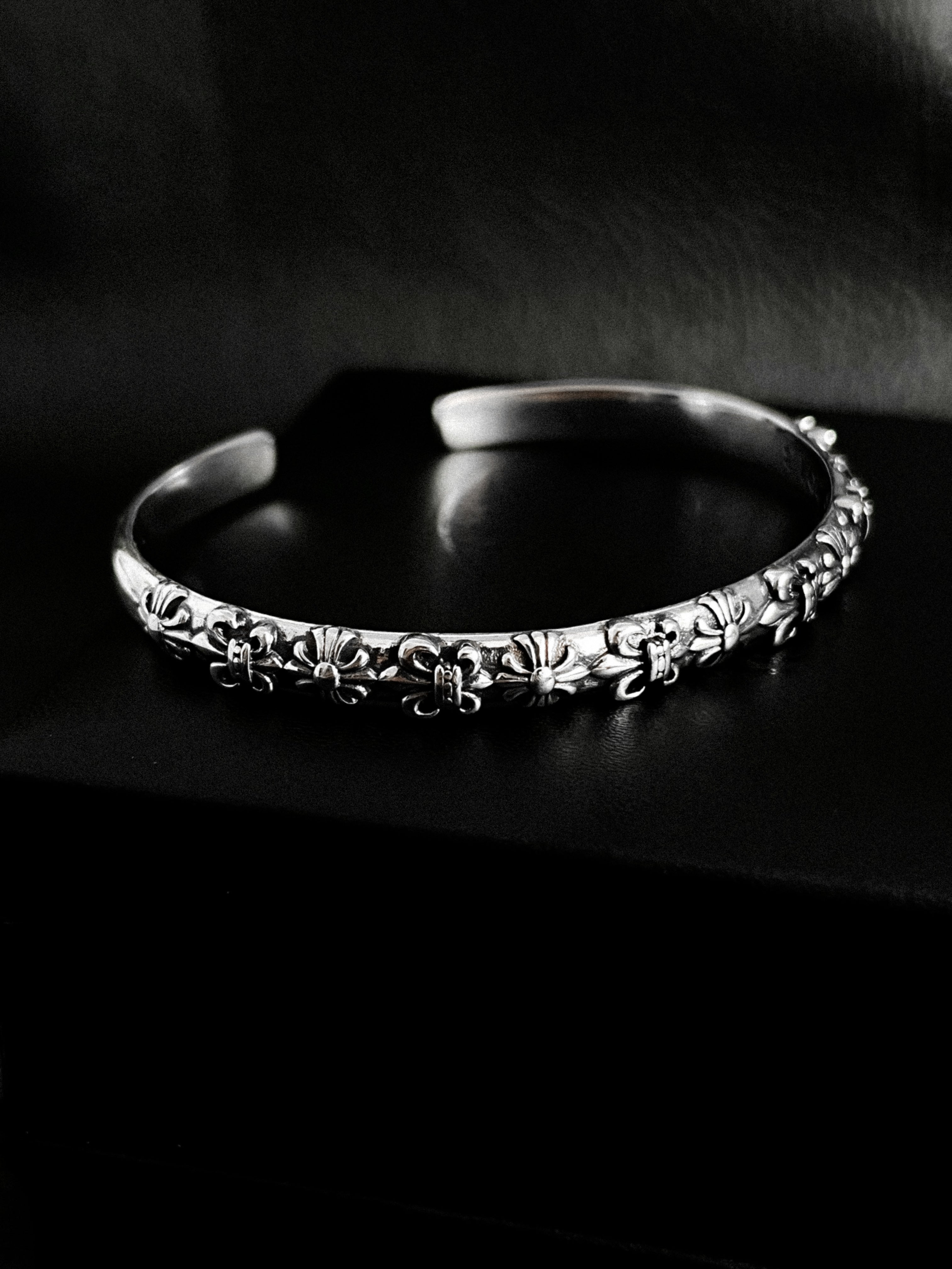 Pulsera Chrome H. Cross Floral Cuff